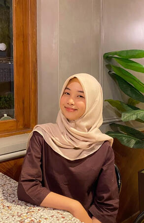 Adhestia Putri Richinta atau akrab disapa Cinta merupakan seorang mahasiswa di salah satu PTN di Yogyakarta. Jauh sebelum secara resmi mengakuisisi usaha Banana Crunch ia sudah sejak remaja bergelut dengan dunia bisnis. Puncaknya pada setelah mata kuliah y